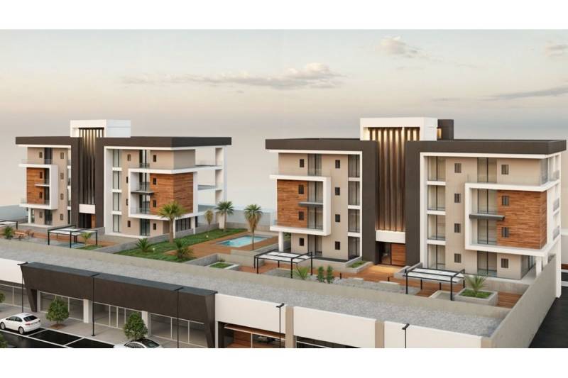 Exteriér rekreačních apartmánů v Los Alcázares se zelenými plochami a bazénem.