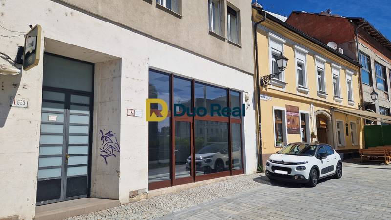 Obchodní prostory na Konventní ulici, Bratislava - Staré Město u zaparkovaného auta.