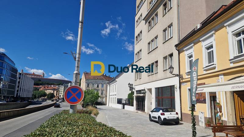 Ulice Konventná v Bratislavě - Starém Městě, obchodní prostory a dopravní značka.