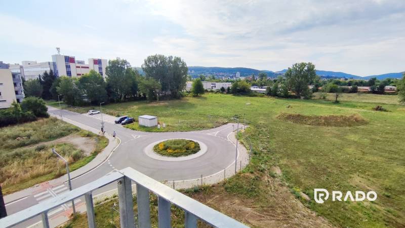 Pohled na křižovatku a zeleň z Odevní ulice v Trenčíně.