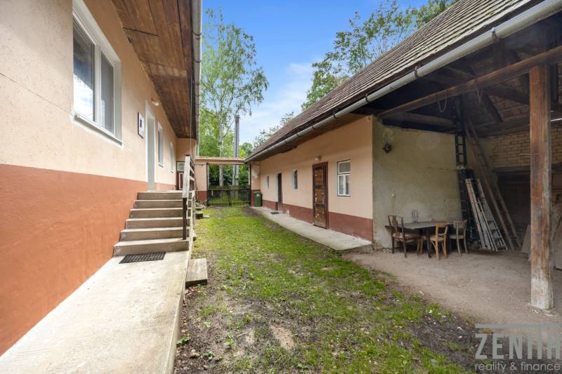 Rodinný dům na ulici Dzurákovci v Brezové pod Bradlom s dvorem a venkovním posezením.