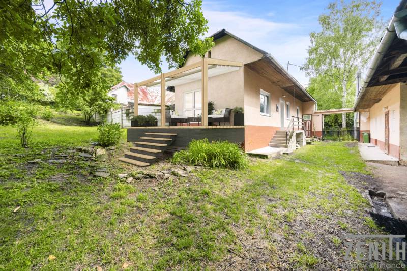 Rodinný dům na Dzurákovcích, Brezová pod Bradlom, s terasou a zahradou.