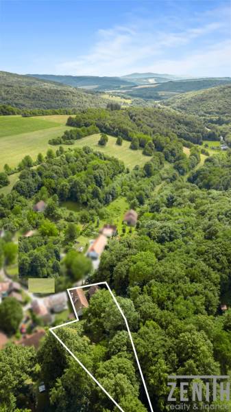 Letecký pohled na lesy a krajinu u rodinného domu v Brezové pod Bradlom na ulici Dzurákovci.