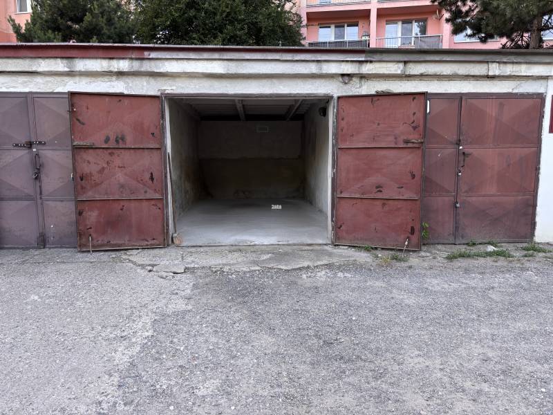 Otevřené staré garáže na Považské ulici v Košicích, městská část Západ.