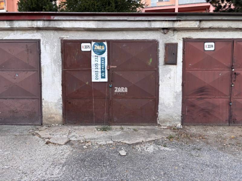 Starší hnědý garáž na prodej na ulici Považská v Košicích, městská část Západ.