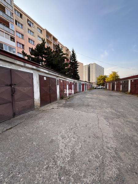Garáže na Považské ulici v Košicích - městské části Západ s bytovými domy.