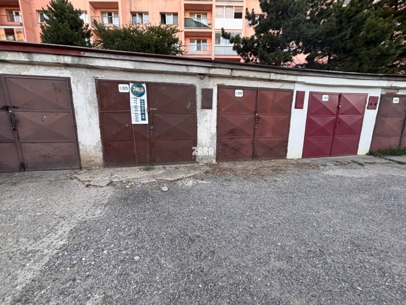 Garáže na Považské ulici, Košice - městská část Západ s bytovkou v pozadí.