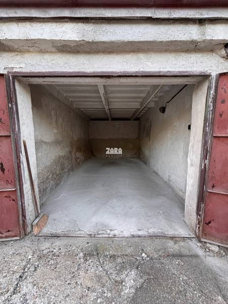 Otevřená garáž na Považské ulici v Košicích, městské části Západ, s betonovou podlahou.