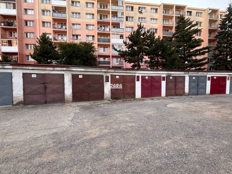 Garáže na Považské ulici v Košicích - městské části Západ, v pozadí panelák.