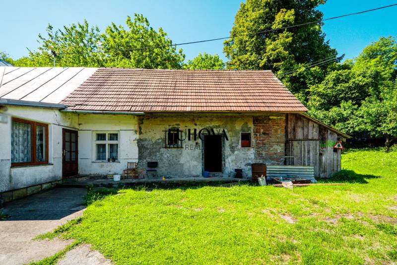 Rodinný dům v Lúkach na ulici Lúky s tradiční střechou a zeleným exteriérem.