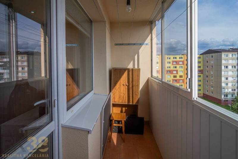 Zasklená lodžie v 3-pokojovém bytě s výhledem na paneláky v Popradu na Záborského.