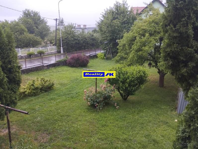 Zahrada s keři v areálu rodinného domu v Martině Stráne.