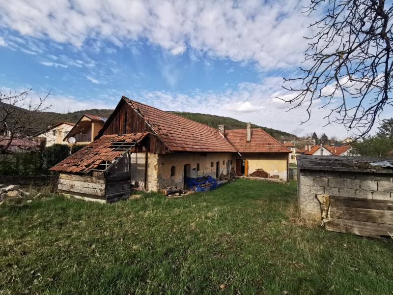 Rodinný dům v Nitrianskych Sučanoch, ulice Nitrianske Sučany, starší stavba na prostorném pozemku.