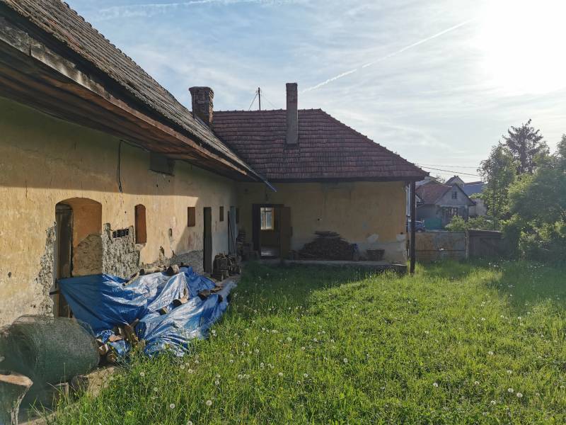 Starší rodinný dům v Nitrianskych Sučanoch na ulici Nitrianske Sučany s travnatým pozemkem.