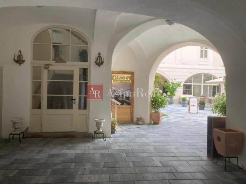 Historický dvůr s arkádami, obchodní prostor a kavárenský bar v Banské Štiavnici.