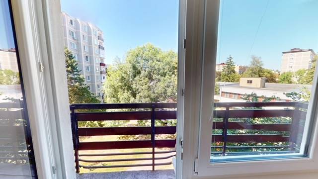 Výhled z 2pokojového bytu na ulici Centrum I. v Dubnici nad Váhom, s balkonem a zelení.