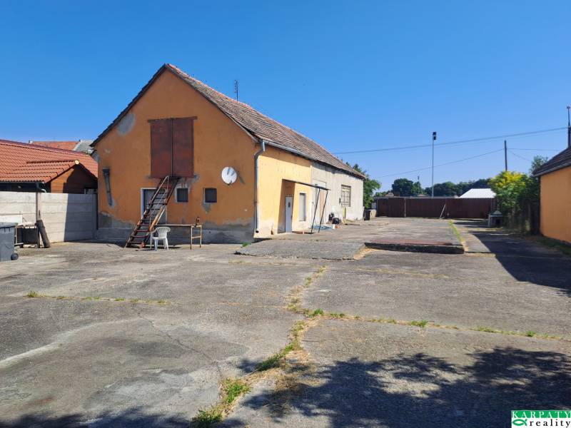 Garáž a betonová plocha u rodinného domu ve Sládkovičově.