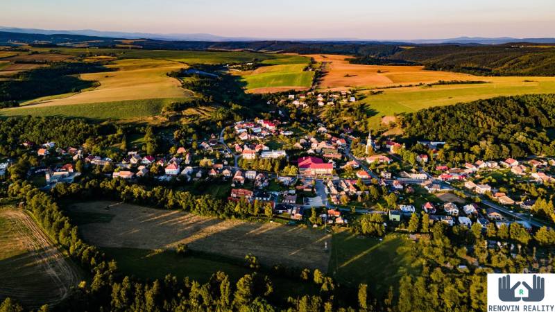 Letecký pohled na vesnici Dolní Strehová obklopenou přírodou a poli.