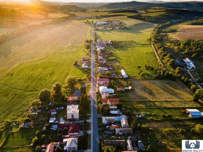 Venkovská krajina s domy a silnicí při západu slunce, Dolní Strehová, Hlavní ulice.