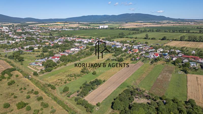 Panoramatický pohled na Sečovce s rozlehlými pozemky na bydlení a okolními poli.