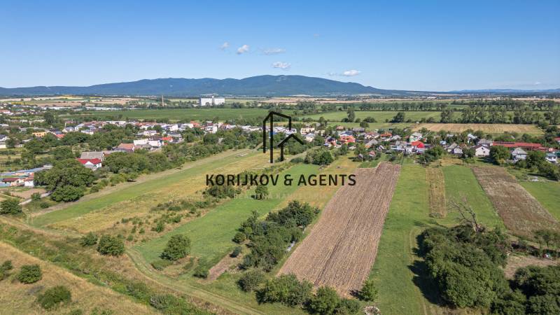 Letecký pohled na pozemky v Sečovcích, Pozemky - bydlení, obklopené přírodou a domy.