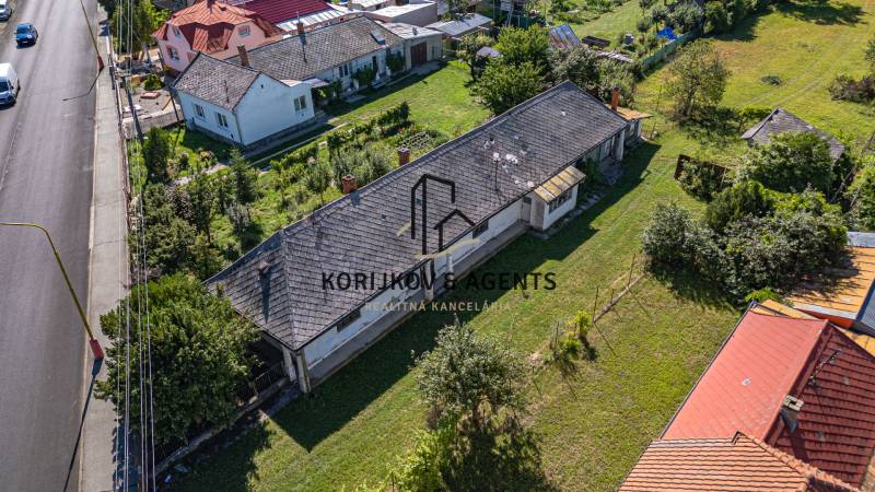 Letecký pohled na dům a zahradu v Sečovcích, Pozemky - bydlení u cesty.