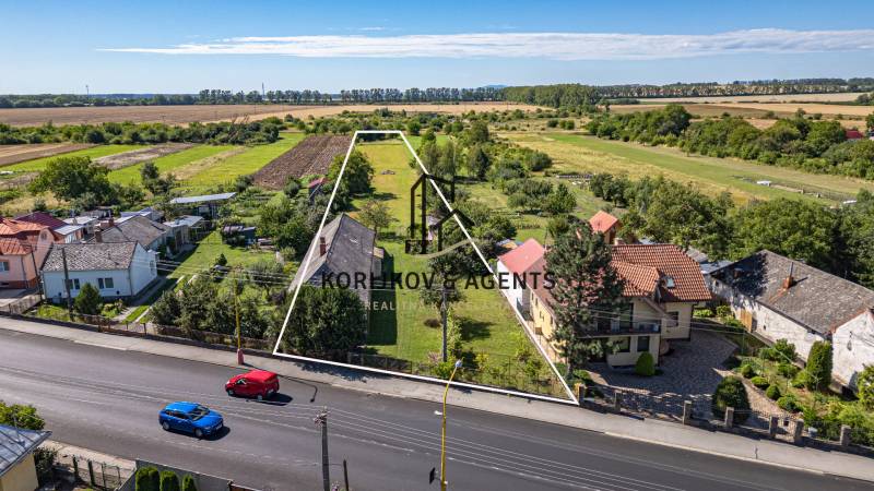 Letecký pohled na pozemky - bydlení v Sečovcích s rodinnými domy a přírodou.