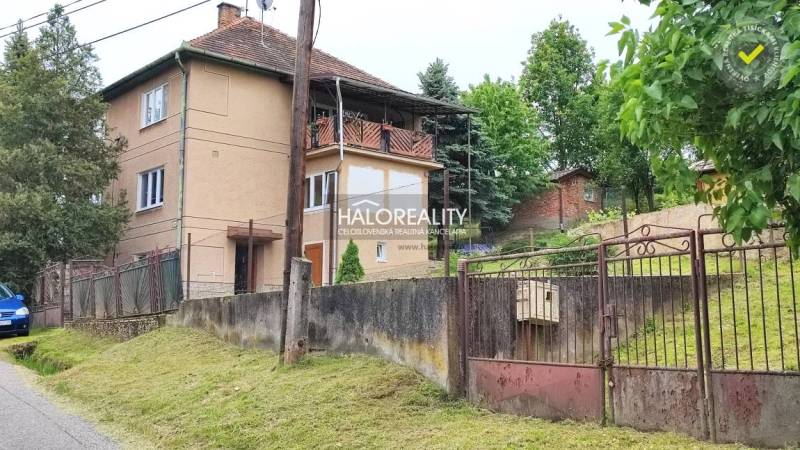 Rodinný dům v Českých Brezovách s velkou zahradou, oplocením a verandou.
