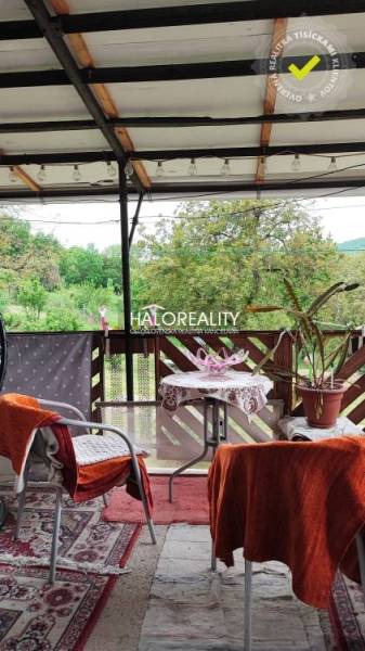 Balkon rodinného domu v Českých Brezovách, posezení a výhled na zeleň.