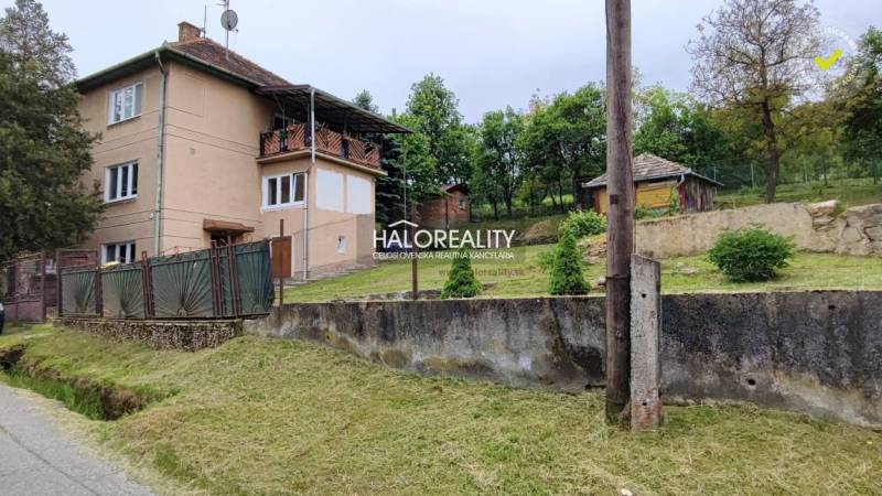 Rodinný dům v Českých Brezovách se zahradou a krásnou přírodou na pozadí.