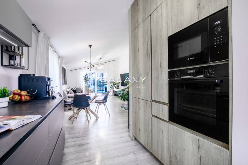 Kuchyně v rodinném domě se stylovým vybavením a jídelním stolem.