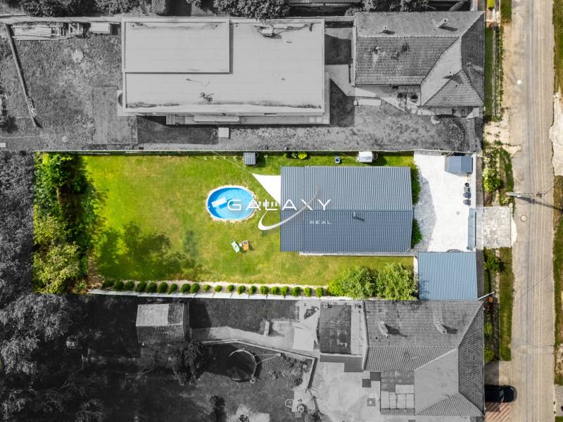 Letecký pohled na rodinný dům v Černé Vodě, s bazénem a zahradou.