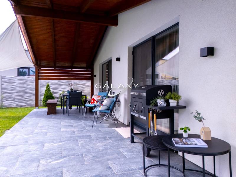 Terasa rodinného domu v Čiernej Vodě s pohodlným sezením a grilem.