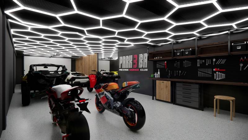 Motocykly a nářadí v luxusních obchodních prostorách s moderním osvětlením.