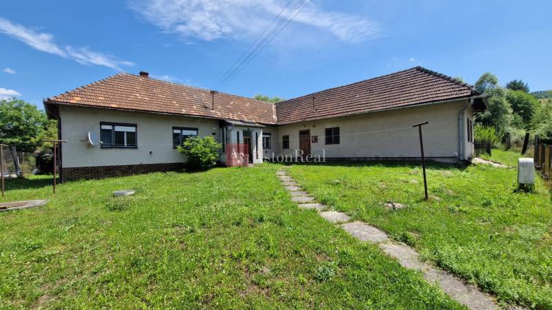 Rodinný dům v Mníšku nad Hnilcem s rozlehlou zahradou a satelitní anténou.