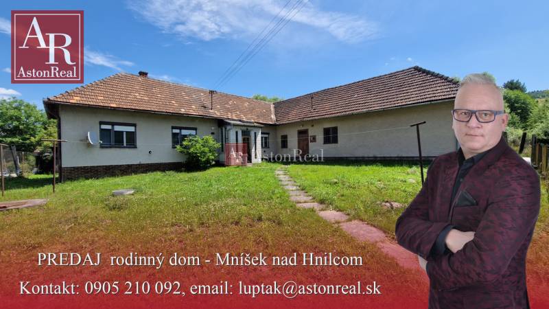 Rodinný dům v Mníšku nad Hnilcem s rozlehlou zahradou a satelitní anténou.