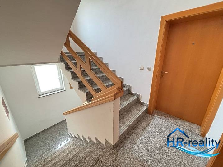 Schodiště s dřevěným zábradlím v 3-pokojovém bytě, hr-reality, kvalitní provedení.