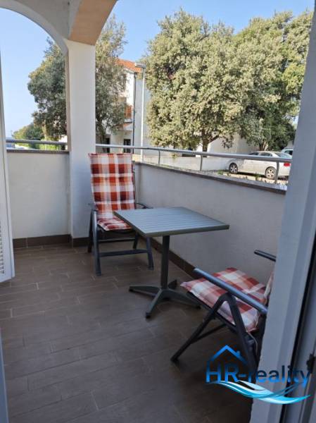 Balkon v 2-pokojovém bytě ve městě Novalja se zahradním nábytkem.