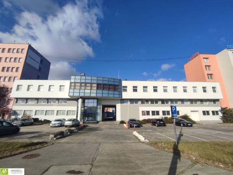 Kanceláře na Vajnorské ulici, Bratislava - Nové Mesto, s parkovací plochou a auty.