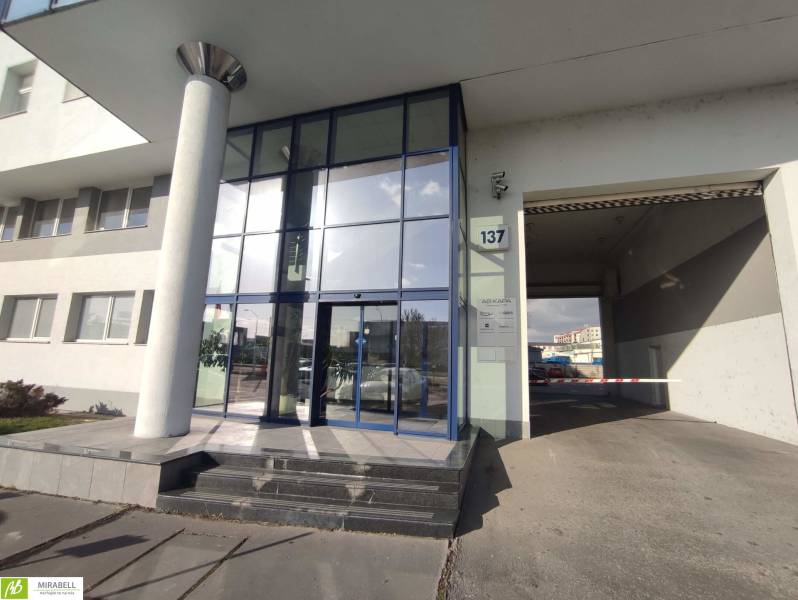 Skleněný vstup do kanceláří na Vajnorské v Bratislavě - Nové Město, se dvěma schody.