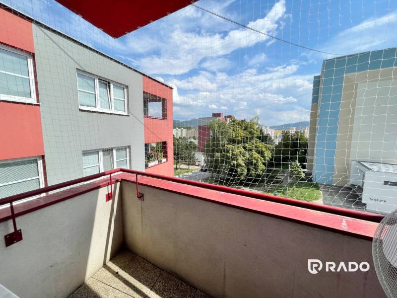 Balkon 2-pokojového bytu na ulici Gen. Svobody v Trenčíně s výhledem na okolí.