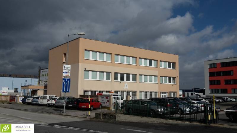 Budova kanceláří na Pestovatelské ulici v Bratislavě - Ružinově pod zamračenou oblohou.