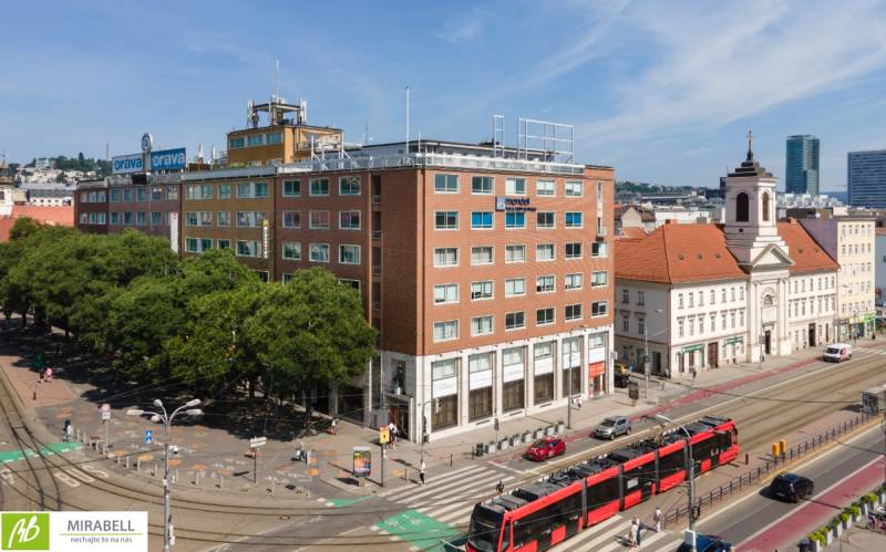 Budova kanceláří na ulici SNP, Bratislava - Staré Město, tramvaj projíždí ulicí.