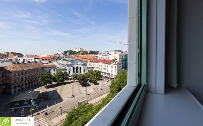 Výhled z kanceláří na Bratislavu - Staré Město, Náměstí SNP, s historickými budovami.