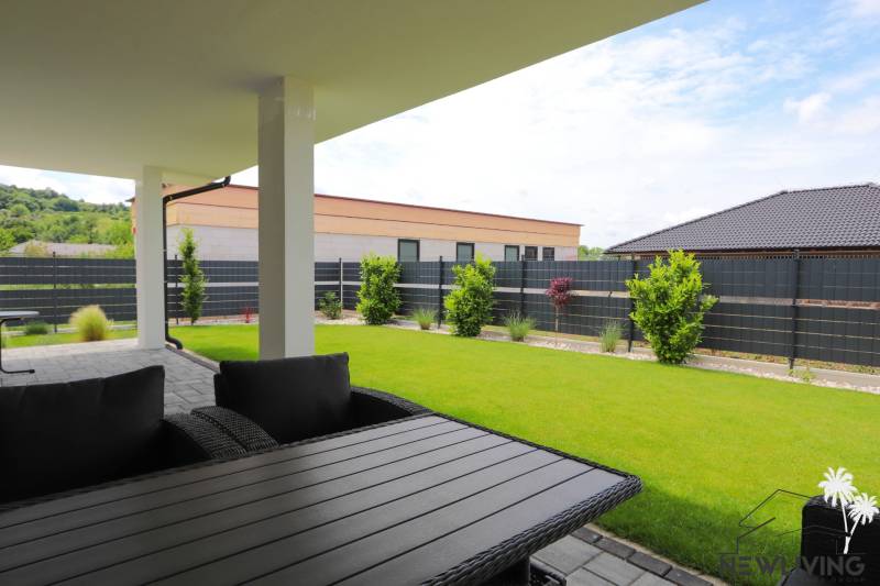 Terasa rodinného domu v Piešťanech, s výhledem na udržovanou zahradu a okolní architekturu.