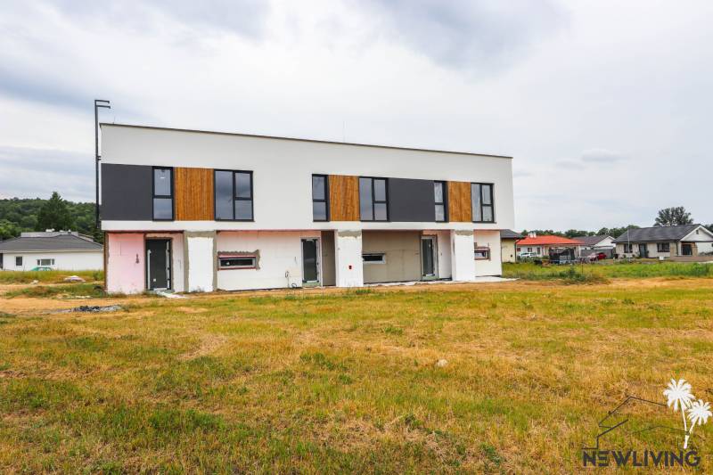 Rodinný dům v Piešťanech ve fázi výstavby na prostorném pozemku.