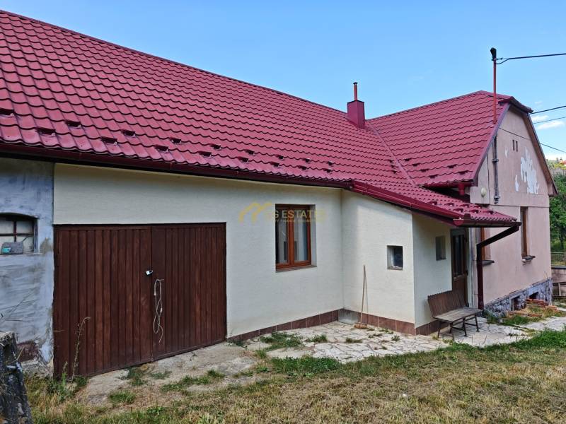 Rodinný dům na Dlouhé ulici ve Vranově nad Topľou s červenou střechou a dvěma dveřmi.