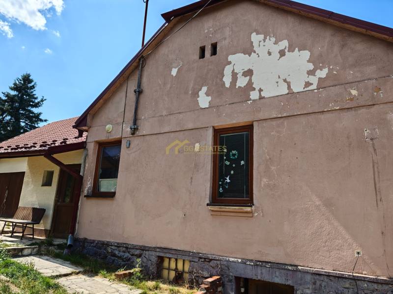 Rodinný dům na Dlouhé ulici ve Vranově nad Topľou potřebuje renovaci fasády.