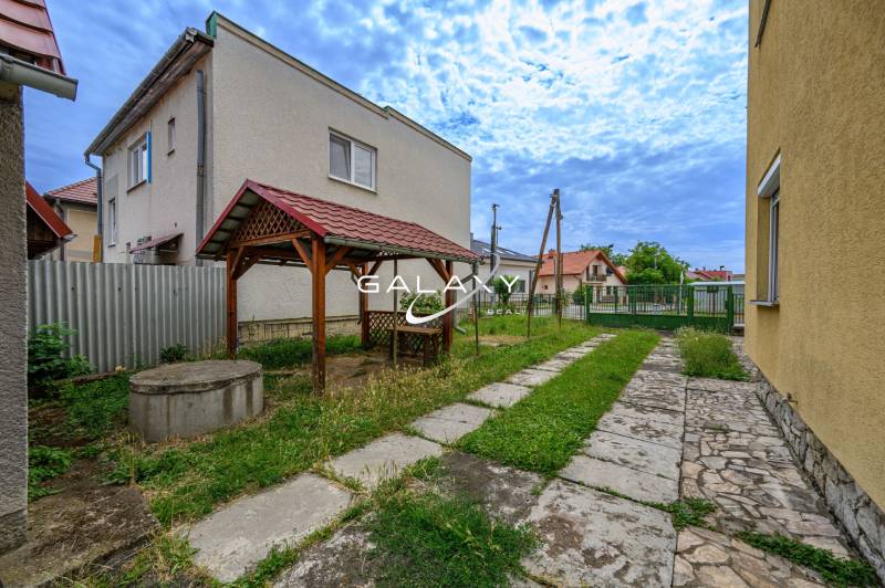 Rodinný dům ve Vidinej s přístřeškem a studnou na upravené zahradě.