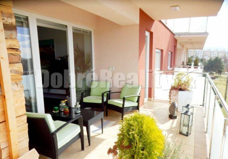 Balkon s pohodlným posezením v 2pokojovém bytě na ulici Stančeka, Prievidza.